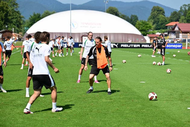 04.08.2026; Rottach-Egern; Fussball, Herren, Saison 2026 2027, Trainingslager Borussia Moenchengladbach Eugen Polanski (Trainer Gladbach, Mitte) macht aktiv bei einer Einheit mit DFL regulations prohibit any use of photographs as image sequences and or quasi-video. Stadion Am Birkenmoos Bayern Deutschland