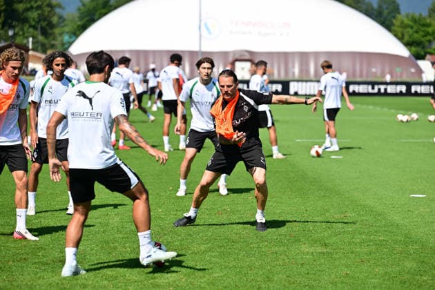 04.08.2026; Rottach-Egern; Fussball, Herren, Saison 2026 2027, Trainingslager Borussia Moenchengladbach Eugen Polanski (Trainer Gladbach, Mitte) macht aktiv bei einer Einheit mit DFL regulations prohibit any use of photographs as image sequences and or quasi-video. Stadion Am Birkenmoos Bayern Deutschland