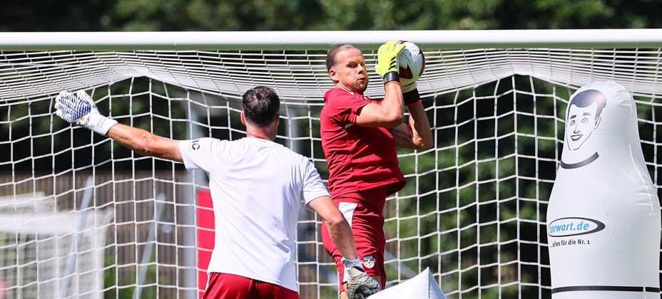 RB Leipzig - AUT Trainingslager Bundesliga Saalfelden, 04.08.2026, Gut Brandlhof, Fussball, Bundesliga, GER , RB Leipzig - Trainingslager in Saalfelden am Steinernen Meer AUT. , Im Bild: Neuzugang Torwart ¯rjan Oerjan Nyland in Aktion. Li.: Torwarttrainer Frederik Gößling Goessling (RB Leipzig) ,