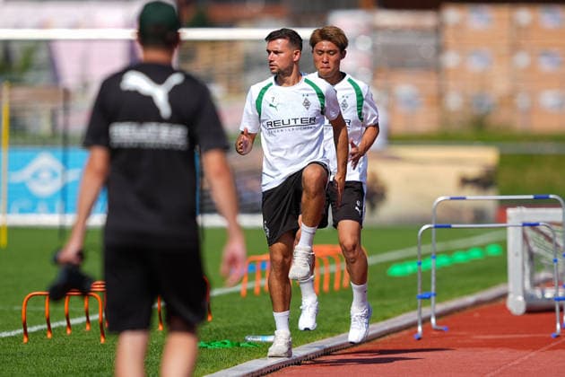 04.08.2026, xydrx, Fußball, Trainingslager, Borussia Mönchengladbach, Saison 2026 2027, Stadion am Birkenmoos: Kevin Stoeger (Borussia Moenchengladbach, 7) und Zento Uno (Borussia Moenchengladbach, 47) DFB regulations prohibit any use of photographs as image sequences and or quasi-video. Copyright: HMBxMedia YannisxDreimann