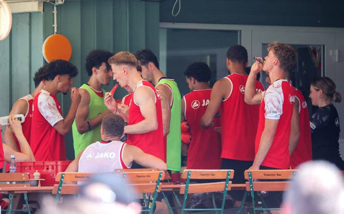 04.08.2026, Deutschland, Grassau, Fußball Bundesliga, Saison 2026 2027, Trainingslager VfB Stuttgart, Chris Führich ist eine Wassermelone