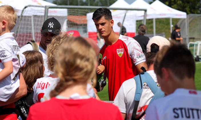 04.08.2026, Deutschland, Grassau, Fußball Bundesliga, Saison 2026 2027, Trainingslager VfB Stuttgart, Chema bei den Fans