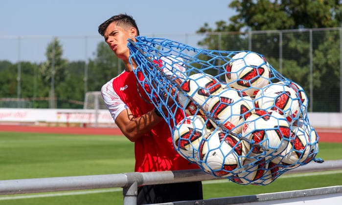 04.08.2026, Deutschland, Grassau, Fußball Bundesliga, Saison 2026 2027, Trainingslager VfB Stuttgart, Chema mit Trainingsbällen, Ball, Netz