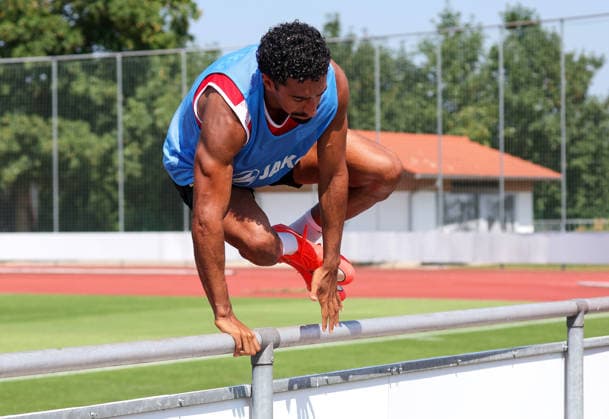 04.08.2026, Deutschland, Grassau, Fußball Bundesliga, Saison 2026 2027, Trainingslager VfB Stuttgart, Tiago Tomas springt über die Bande