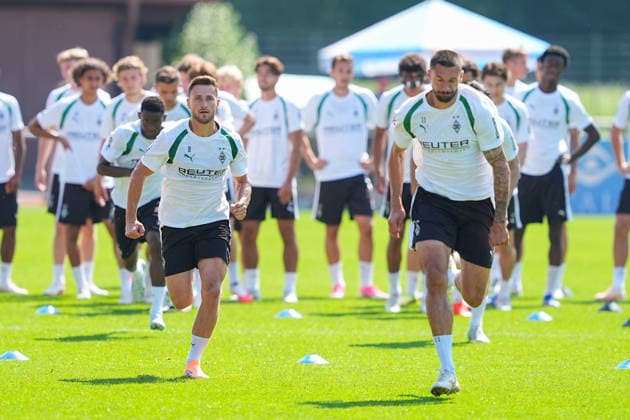 04.08.2026, xydrx, Fußball, Trainingslager, Borussia Mönchengladbach, Saison 2026 2027, Stadion am Birkenmoos: Enzo Leopold (Borussia Moenchengladbach, 8) und Tim Kleindienst (Borussia Moenchengladbach, 11) DFB regulations prohibit any use of photographs as image sequences and or quasi-video. Copyright: HMBxMedia YannisxDreimann