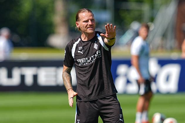 04.08.2026, xydrx, Fußball, Trainingslager, Borussia Mönchengladbach, Saison 2026 2027, Stadion am Birkenmoos: Eugen Polanski (Cheftrainer Borussia Moenchengladbach) gibt gestikulierend Anweisungen DFB regulations prohibit any use of photographs as image sequences and or quasi-video. Copyright: HMBxMedia YannisxDreimann
