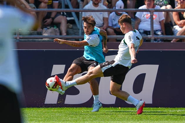 04.08.2026, xydrx, Fußball, Trainingslager, Borussia Mönchengladbach, Saison 2026 2027, Stadion am Birkenmoos: Jens Castrop (Borussia Moenchengladbach, 17) im Zweikampf gegen Lukas Ullrich (Borussia Moenchengladbach, 26) DFB regulations prohibit any use of photographs as image sequences and or quasi-video. Copyright: HMBxMedia YannisxDreimann