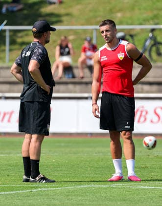 04.08.2026, Deutschland, Grassau, Fußball Bundesliga, Saison 2026 2027, Trainingslager VfB Stuttgart, v.l. VfB Trainer Sebastian Hoeneß, Ermedin Demirovic