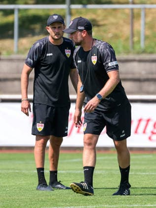 04.08.2026, Deutschland, Grassau, Fußball Bundesliga, Saison 2026 2027, Trainingslager VfB Stuttgart, v.l. Nathaniel Weiss, VfB Trainer Sebastian Hoeneß