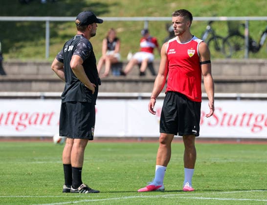 04.08.2026, Deutschland, Grassau, Fußball Bundesliga, Saison 2026 2027, Trainingslager VfB Stuttgart, v.l. VfB Trainer Sebastian Hoeneß, Ermedin Demirovic