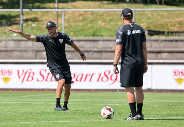 04.08.2026, Deutschland, Grassau, Fußball Bundesliga, Saison 2026 2027, Trainingslager VfB Stuttgart, v.l. Nathaniel Weiss, VfB Trainer Sebastian Hoeneß