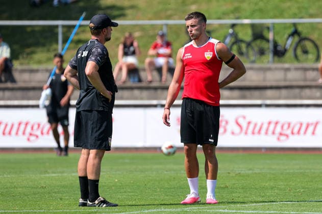 04.08.2026, Deutschland, Grassau, Fußball Bundesliga, Saison 2026 2027, Trainingslager VfB Stuttgart, v.l. VfB Trainer Sebastian Hoeneß, Ermedin Demirovic