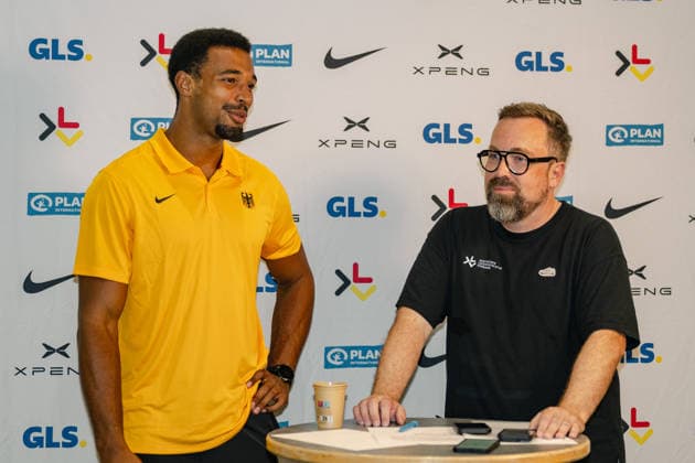 Sven Ibald (DLV Mediendirektor) im Gespraech mit Leo Neugebauer (GER, VfB Stuttgart). Pressekonferenz DLV Media Days, Mehrkampf, Leichathletik, Saison 2026 2027, 04.08.2026 Pressekonferenz DLV Media Days, Mehrkampf, Saison 2026 2027, 04.08.2026 Leverkusen Copyright: xEibner-Pressefoto ThomasxHaeslerx EP_THR