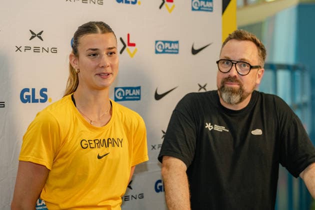 Sandrina Sprengel (GER, VfB Stuttgart) und Sven Ibald (DLV Mediendirektor) im Gespraech. Pressekonferenz DLV Media Days, Mehrkampf, Leichathletik, Saison 2026 2027, 04.08.2026 Pressekonferenz DLV Media Days, Mehrkampf, Saison 2026 2027, 04.08.2026 Leverkusen Copyright: xEibner-Pressefoto ThomasxHaeslerx EP_THR
