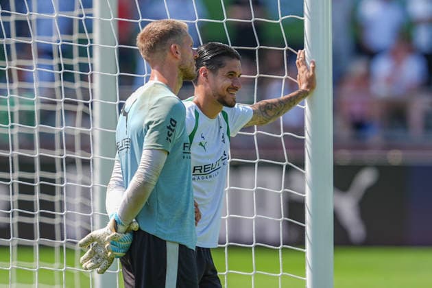 04.08.2026, xydrx, Fußball, Trainingslager, Borussia Mönchengladbach, Saison 2026 2027, Stadion am Birkenmoos: Daniel Batz (Borussia Moenchengladbach, 33) und Kevin Diks (Borussia Moenchengladbach, 4) DFB regulations prohibit any use of photographs as image sequences and or quasi-video. Copyright: HMBxMedia YannisxDreimann