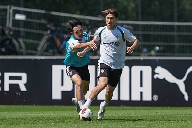 04.08.2026, xydrx, Fußball, Trainingslager, Borussia Mönchengladbach, Saison 2026 2027, Stadion am Birkenmoos: Shuto Machino (Borussia Moenchengladbach, 18) im Zweikampf gegen Daiki Hashioka (Borussia Moenchengladbach, 14) DFB regulations prohibit any use of photographs as image sequences and or quasi-video. Copyright: HMBxMedia YannisxDreimann