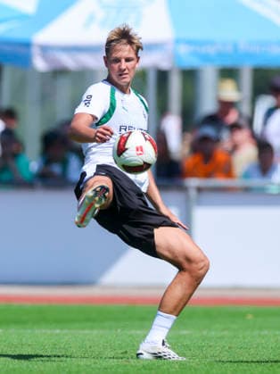 Jan Leszczynski (Borussia Moenchengladbach) kontrolliert den Ball waehrend des Trainingslagers von Borussia Moenchengladbach, Stadion Birkenmoos am 04. August 2026 in Rottach-Egern, Deutschland. (Foto von Marco Steinbrenner DeFodi Images) +++ Jan Leszczynski (Borussia Moenchengladbach) controls the ball during the Borussia Moenchengladbach Training camp at Stadion Birkenmoos on August 4, 2026 in Rottach-Egern, Germany. (Photo by Marco Steinbrenner DeFodi Images) (Photo by Marco Steinbrenner DeFodi Images) -