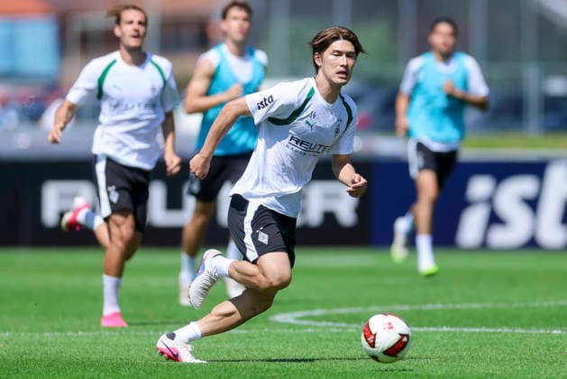 Daiki Hashioka (Borussia Moenchengladbach) kontrolliert den Ball waehrend des Trainingslagers von Borussia Moenchengladbach, Stadion Birkenmoos am 04. August 2026 in Rottach-Egern, Deutschland. (Foto von Marco Steinbrenner DeFodi Images) +++ Daiki Hashioka (Borussia Moenchengladbach) controls the ball during the Borussia Moenchengladbach Training camp at Stadion Birkenmoos on August 4, 2026 in Rottach-Egern, Germany. (Photo by Marco Steinbrenner DeFodi Images) (Photo by Marco Steinbrenner DeFodi Images) -