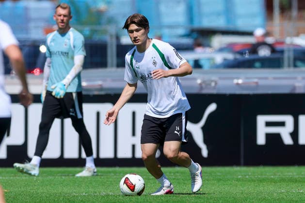 Daiki Hashioka (Borussia Moenchengladbach) kontrolliert den Ball waehrend des Trainingslagers von Borussia Moenchengladbach, Stadion Birkenmoos am 04. August 2026 in Rottach-Egern, Deutschland. (Foto von Marco Steinbrenner DeFodi Images) +++ Daiki Hashioka (Borussia Moenchengladbach) controls the ball during the Borussia Moenchengladbach Training camp at Stadion Birkenmoos on August 4, 2026 in Rottach-Egern, Germany. (Photo by Marco Steinbrenner DeFodi Images) (Photo by Marco Steinbrenner DeFodi Images) -