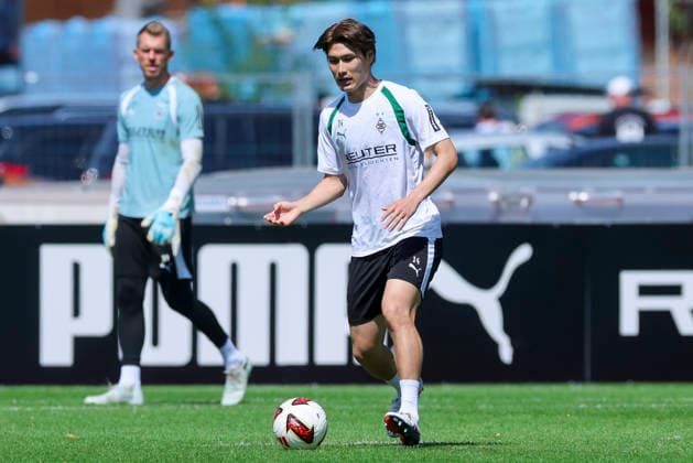 Daiki Hashioka (Borussia Moenchengladbach) kontrolliert den Ball waehrend des Trainingslagers von Borussia Moenchengladbach, Stadion Birkenmoos am 04. August 2026 in Rottach-Egern, Deutschland. (Foto von Marco Steinbrenner DeFodi Images) +++ Daiki Hashioka (Borussia Moenchengladbach) controls the ball during the Borussia Moenchengladbach Training camp at Stadion Birkenmoos on August 4, 2026 in Rottach-Egern, Germany. (Photo by Marco Steinbrenner DeFodi Images) (Photo by Marco Steinbrenner DeFodi Images) -