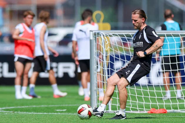 Trainer Eugen Polanski (Borussia Moenchengladbach) kontrolliert den Ball waehrend des Trainingslagers von Borussia Moenchengladbach, Stadion Birkenmoos am 04. August 2026 in Rottach-Egern, Deutschland. (Foto von Marco Steinbrenner DeFodi Images) +++ Trainer Eugen Polanski (Borussia Moenchengladbach) controls the ball during the Borussia Moenchengladbach Training camp at Stadion Birkenmoos on August 4, 2026 in Rottach-Egern, Germany. (Photo by Marco Steinbrenner DeFodi Images) (Photo by Marco Steinbrenner DeFodi Images) -
