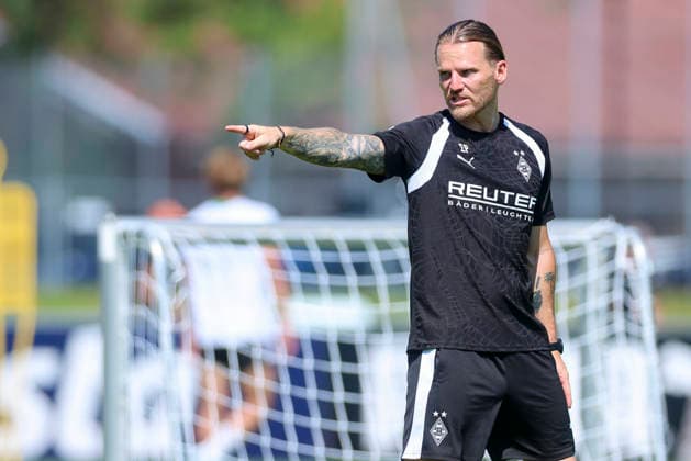 Trainer Eugen Polanski (Borussia Moenchengladbach) gestikuliert waehrend des Trainingslagers von Borussia Moenchengladbach, Stadion Birkenmoos am 04. August 2026 in Rottach-Egern, Deutschland. (Foto von Marco Steinbrenner DeFodi Images) +++ Trainer Eugen Polanski (Borussia Moenchengladbach) gestures during the Borussia Moenchengladbach Training camp at Stadion Birkenmoos on August 4, 2026 in Rottach-Egern, Germany. (Photo by Marco Steinbrenner DeFodi Images) (Photo by Marco Steinbrenner DeFodi Images) -