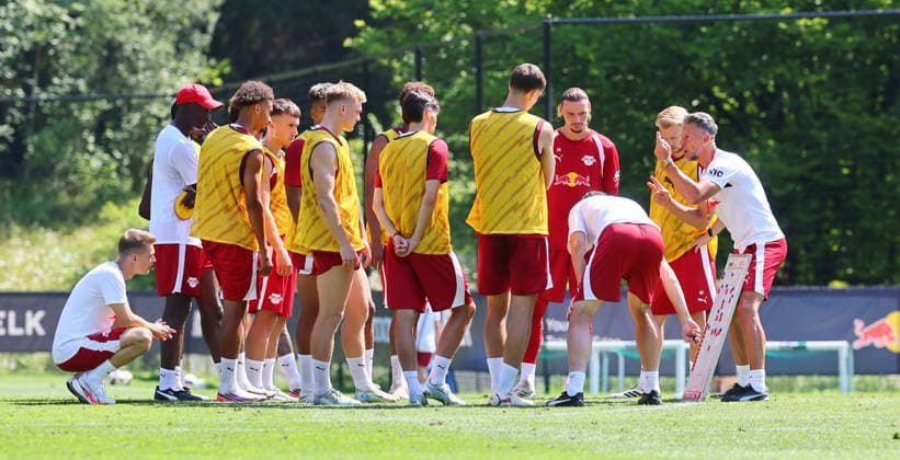 RB Leipzig - AUT Trainingslager Bundesliga Saalfelden, 04.08.2026, Gut Brandlhof, Fussball, Bundesliga, GER , RB Leipzig - Trainingslager in Saalfelden am Steinernen Meer AUT. , Im Bild: Trainer Martin Demichelis (re.) mit Taktiktafel vor der Mannschaft ,