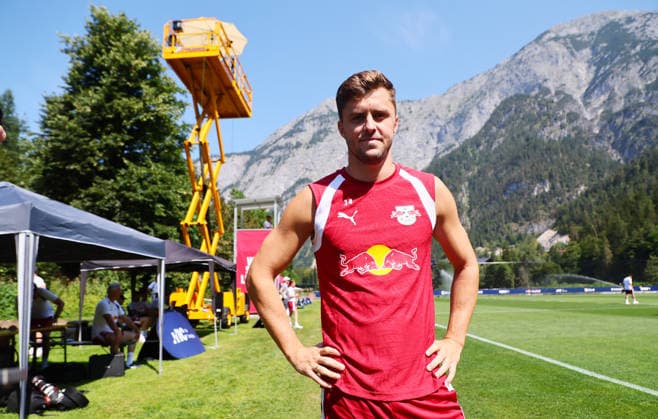 RB Leipzig - AUT Trainingslager Bundesliga Saalfelden, 04.08.2026, Gut Brandlhof, Fussball, Bundesliga, GER , RB Leipzig - Trainingslager in Saalfelden am Steinernen Meer AUT. , Im Bild: Christoph Baumgartner (14, RB Leipzig) im Mediengespräch. ,