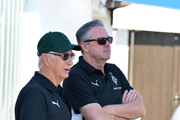 04.08.2026; Rottach-Egern; Fussball, Herren, Saison 2026 2027, Trainingslager Borussia Moenchengladbach Im Gespraech v. li. Rainer Bonhof (Praesident Gladbach) Markus Aretz (Geschaeftsfuehrer Gladbach) DFL regulations prohibit any use of photographs as image sequences and or quasi-video. Stadion Am Birkenmoos Bayern Deutschland