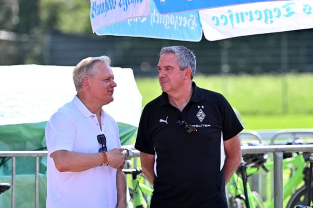 04.08.2026; Rottach-Egern; Fussball, Herren, Saison 2026 2027, Trainingslager Borussia Moenchengladbach Im Gespraech v. li. Dr. Stefan Stegemann (Geschaeftsfuehrer Gladbach), Markus Aretz (Geschaeftsfuehrer Gladbach) DFL regulations prohibit any use of photographs as image sequences and or quasi-video. Stadion Am Birkenmoos Bayern Deutschland