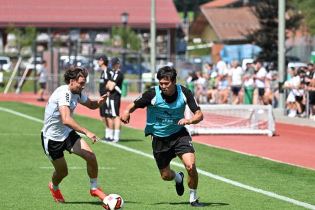 04.08.2026; Rottach-Egern; Fussball, Herren, Saison 2026 2027, Trainingslager Borussia Moenchengladbach Zweikampf zwischen v. li. Joe Scally (Gladbach), Dolmetscher Atsushi Waki DFL regulations prohibit any use of photographs as image sequences and or quasi-video. Stadion Am Birkenmoos Bayern Deutschland