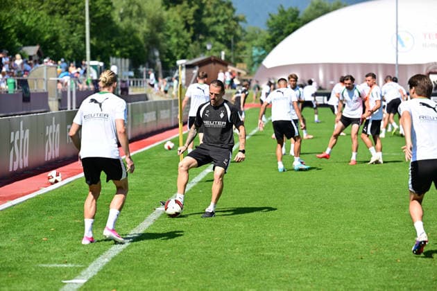 04.08.2026; Rottach-Egern; Fussball, Herren, Saison 2026 2027, Trainingslager Borussia Moenchengladbach Eugen Polanski (Trainer Gladbach, 2. v. li.) nimmt aktiv an einer Einheit teil DFL regulations prohibit any use of photographs as image sequences and or quasi-video. Stadion Am Birkenmoos Bayern Deutschland