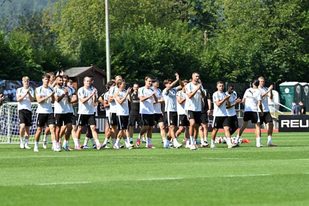 04.08.2026; Rottach-Egern; Fussball, Herren, Saison 2026 2027, Trainingslager Borussia Moenchengladbach Applaus von den Spielern fuer die Fans DFL regulations prohibit any use of photographs as image sequences and or quasi-video. Stadion Am Birkenmoos Bayern Deutschland