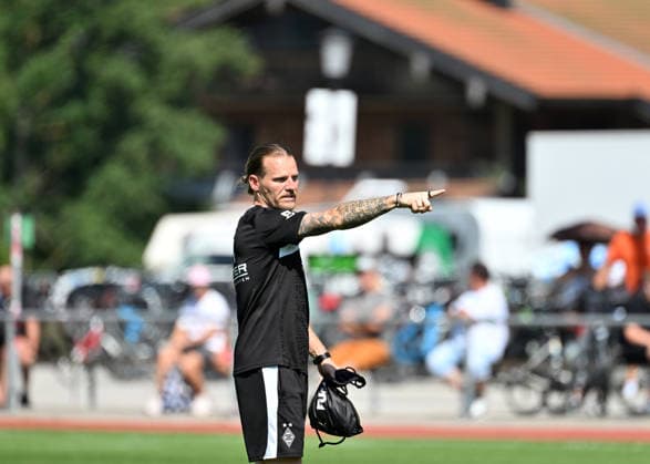 04.08.2026; Rottach-Egern; Fussball, Herren, Saison 2026 2027, Trainingslager Borussia Moenchengladbach Eugen Polanski (Trainer Gladbach) gibt Anweisungen DFL regulations prohibit any use of photographs as image sequences and or quasi-video. Stadion Am Birkenmoos Bayern Deutschland