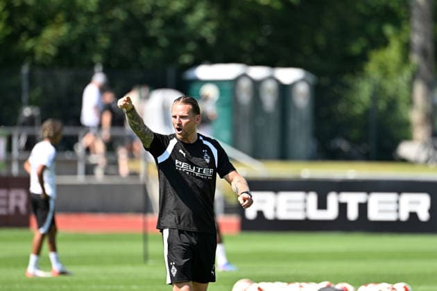 04.08.2026; Rottach-Egern; Fussball, Herren, Saison 2026 2027, Trainingslager Borussia Moenchengladbach Eugen Polanski (Trainer Gladbach) gibt Anweisungen DFL regulations prohibit any use of photographs as image sequences and or quasi-video. Stadion Am Birkenmoos Bayern Deutschland