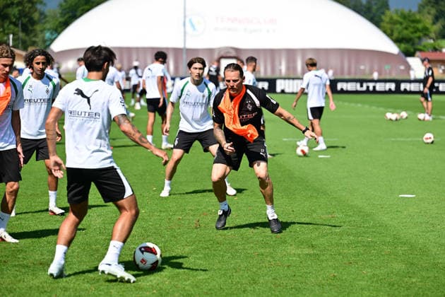 04.08.2026; Rottach-Egern; Fussball, Herren, Saison 2026 2027, Trainingslager Borussia Moenchengladbach Eugen Polanski (Trainer Gladbach, Mitte) nimmt aktiv an einer Einheit teil DFL regulations prohibit any use of photographs as image sequences and or quasi-video. Stadion Am Birkenmoos Bayern Deutschland