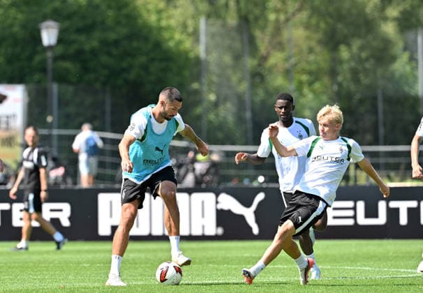 04.08.2026; Rottach-Egern; Fussball, Herren, Saison 2026 2027, Trainingslager Borussia Moenchengladbach Zweikampf zwischen v. li. Tim Kleindienst (Gladbach), Fritz Fleck (Gladbach) DFL regulations prohibit any use of photographs as image sequences and or quasi-video. Stadion Am Birkenmoos Bayern Deutschland