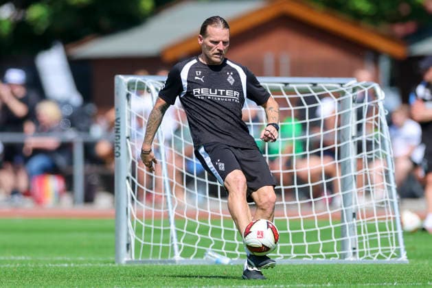 Trainer Eugen Polanski (Borussia Moenchengladbach) kontrolliert den Ball waehrend des Trainingslagers von Borussia Moenchengladbach, Stadion Birkenmoos am 04. August 2026 in Rottach-Egern, Deutschland. (Foto von Marco Steinbrenner DeFodi Images) +++ Trainer Eugen Polanski (Borussia Moenchengladbach) controls the ball during the Borussia Moenchengladbach Training camp at Stadion Birkenmoos on August 4, 2026 in Rottach-Egern, Germany. (Photo by Marco Steinbrenner DeFodi Images) (Photo by Marco Steinbrenner DeFodi Images) -