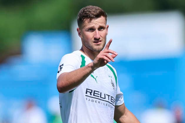 Enzo Leopold (Borussia Moenchengladbach) gestikuliert waehrend des Trainingslagers von Borussia Moenchengladbach, Stadion Birkenmoos am 04. August 2026 in Rottach-Egern, Deutschland. (Foto von Marco Steinbrenner DeFodi Images) +++ Enzo Leopold (Borussia Moenchengladbach) gestures during the Borussia Moenchengladbach Training camp at Stadion Birkenmoos on August 4, 2026 in Rottach-Egern, Germany. (Photo by Marco Steinbrenner DeFodi Images) (Photo by Marco Steinbrenner DeFodi Images) -