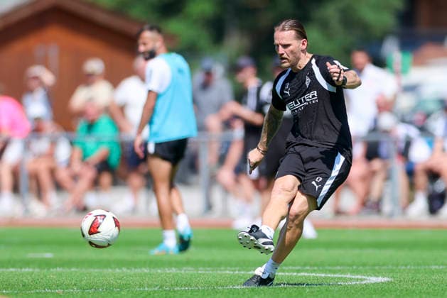 Trainer Eugen Polanski (Borussia Moenchengladbach) kontrolliert den Ball waehrend des Trainingslagers von Borussia Moenchengladbach, Stadion Birkenmoos am 04. August 2026 in Rottach-Egern, Deutschland. (Foto von Marco Steinbrenner DeFodi Images) +++ Trainer Eugen Polanski (Borussia Moenchengladbach) controls the ball during the Borussia Moenchengladbach Training camp at Stadion Birkenmoos on August 4, 2026 in Rottach-Egern, Germany. (Photo by Marco Steinbrenner DeFodi Images) (Photo by Marco Steinbrenner DeFodi Images) -