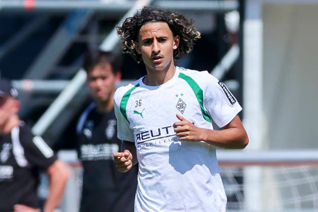 Wael Mohya (Borussia Moenchengladbach) schaut waehrend des Trainingslagers von Borussia Moenchengladbach, Stadion Birkenmoos am 04. August 2026 in Rottach-Egern, Deutschland. (Foto von Marco Steinbrenner DeFodi Images) +++ Wael Mohya (Borussia Moenchengladbach) looks on during the Borussia Moenchengladbach Training camp at Stadion Birkenmoos on August 4, 2026 in Rottach-Egern, Germany. (Photo by Marco Steinbrenner DeFodi Images) (Photo by Marco Steinbrenner DeFodi Images) -