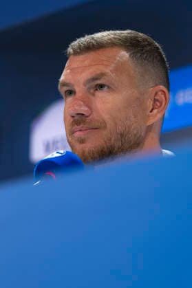 04.08.2026, Vorstellung von Edin Dzeko (FC Schalke 04). Gelsenkirchen Veltins Arena NRW Deutschland xRHR-FOTO DEx Copyright: DennisxEwert RHR-FOTOx RHR-FOTO DE
