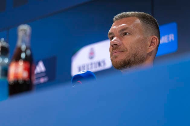 04.08.2026, Vorstellung von Edin Dzeko (FC Schalke 04). Gelsenkirchen Veltins Arena NRW Deutschland xRHR-FOTO DEx Copyright: DennisxEwert RHR-FOTOx RHR-FOTO DE