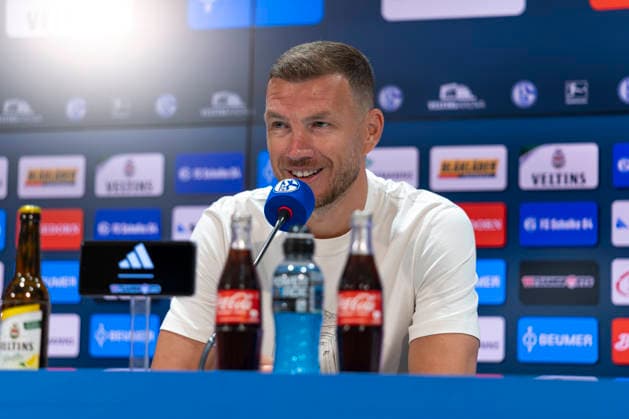 04.08.2026, Vorstellung von Edin Dzeko (FC Schalke 04). Gelsenkirchen Veltins Arena NRW Deutschland xRHR-FOTO DEx Copyright: DennisxEwert RHR-FOTOx RHR-FOTO DE