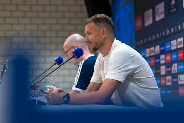 04.08.2026, Vorstellung von Edin Dzeko (FC Schalke 04). Gelsenkirchen Veltins Arena NRW Deutschland xRHR-FOTO DEx Copyright: DennisxEwert RHR-FOTOx RHR-FOTO DE
