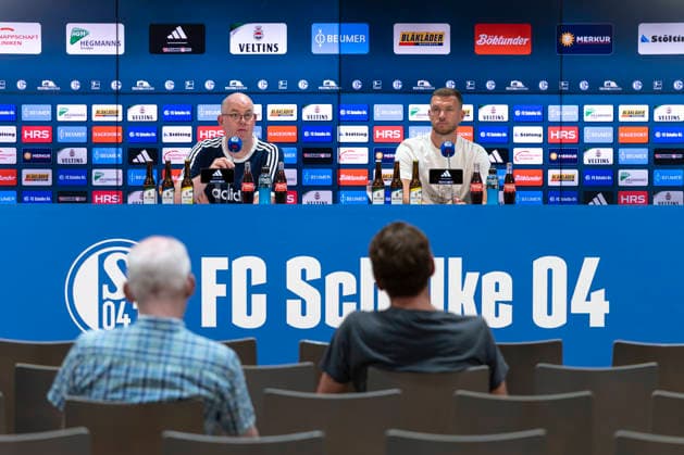 04.08.2026, Vorstellung von Edin Dzeko (FC Schalke 04). v. l. Pressesprecher Alex Jacob (FC Schalke 04), Edin Dzeko (FC Schalke 04). Gelsenkirchen Veltins Arena NRW Deutschland xRHR-FOTO DEx Copyright: DennisxEwert RHR-FOTOx RHR-FOTO DE