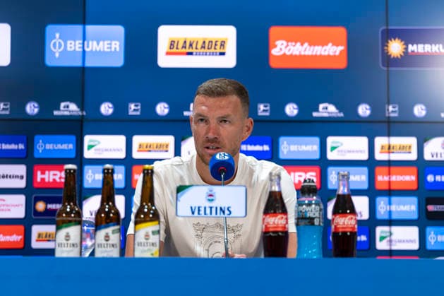 04.08.2026, Vorstellung von Edin Dzeko (FC Schalke 04). Gelsenkirchen Veltins Arena NRW Deutschland xRHR-FOTO DEx Copyright: DennisxEwert RHR-FOTOx RHR-FOTO DE