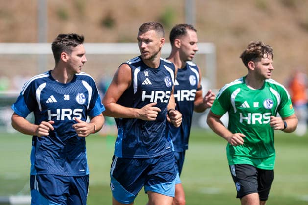 04.08.2026, Fussball, Training des FC Schalke 04. v. l. Maximilian Wöber (FC Schalke 04), Edin Dzeko (FC Schalke 04), Nikola Katic (FC Schalke 04), Reha-Trainer Marc Thum (FC Schalke 04). Gelsenkirchen Trainingsgelände FC Schalke 04 NRW Deutschland xRHR-FOTO YYx Copyright: RHR-FOTOx RHR-FOTO YY