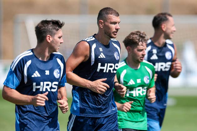04.08.2026, Fussball, Training des FC Schalke 04. v. l. Maximilian Wöber (FC Schalke 04), Edin Dzeko (FC Schalke 04), Reha-Trainer Marc Thum (FC Schalke 04), Nikola Katic (FC Schalke 04), . Gelsenkirchen Trainingsgelände FC Schalke 04 NRW Deutschland xRHR-FOTO YYx Copyright: RHR-FOTOx RHR-FOTO YY