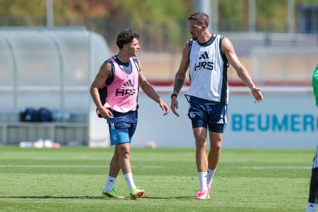 04.08.2026, Fussball, Training des FC Schalke 04. v. l. Soufiane El-Faouzi (FC Schalke 04), Janik Bachmann (FC Schalke 04). Gelsenkirchen Trainingsgelände FC Schalke 04 NRW Deutschland xRHR-FOTO YYx Copyright: RHR-FOTOx RHR-FOTO YY
